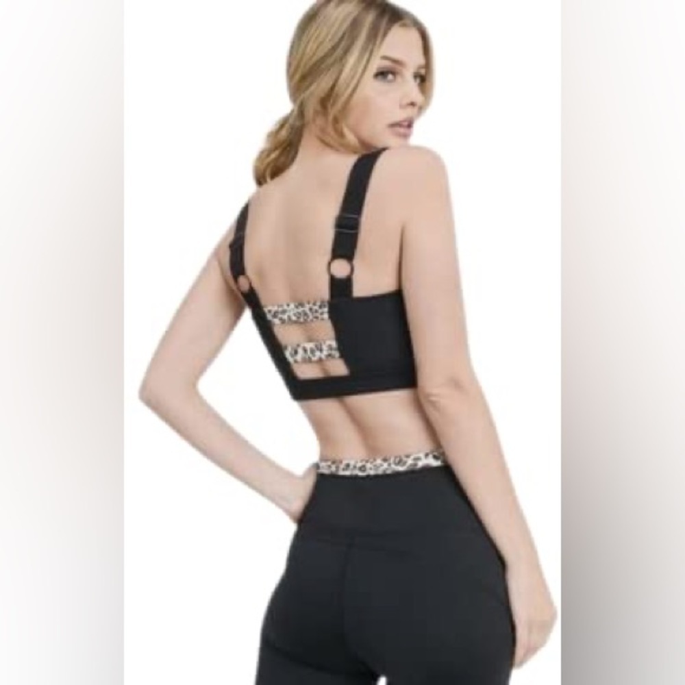 NWOT Women’s snow leopard sports bra with removable pads Sizes Small-3XL